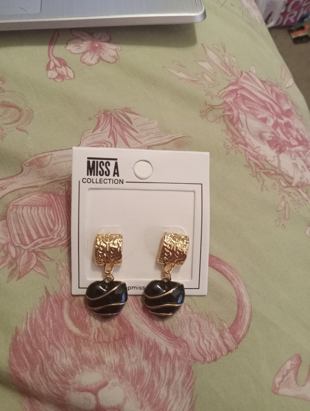 NWOT Women's Gold Plated Black Heart Dangle Earrings